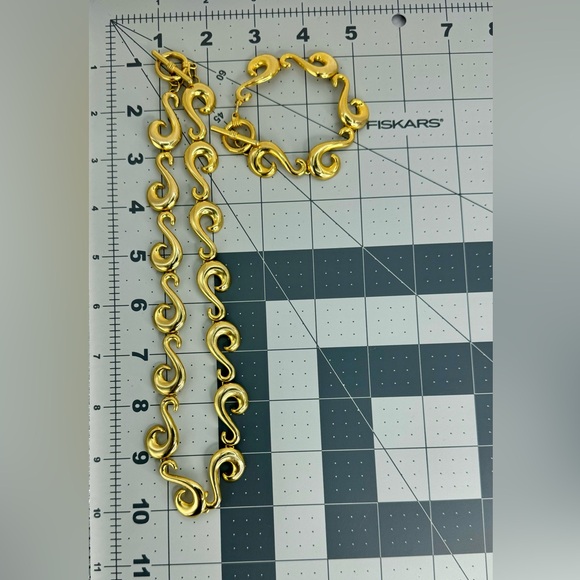 Beautiful rare Scroll shaped links in gold tone, necklace and bracelet set - Picture 11 of 11